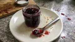Easy Red Wine Jelly with Cardamom – a Glossy Preserve for Cheese Boards