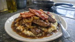 Classic lamb’s liver and onions with crispy bacon – a quick gravy for mash