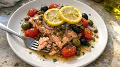 Mediterranean sheet-pan salmon with olives and tomatoes – a simple traybake dinner
