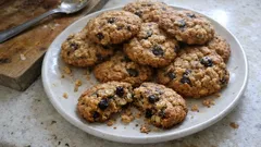Chewy oatmeal raisin cookies with dark brown sugar – crisp edges, soft centres