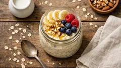 Creamy berry overnight oats with yoghurt and honey