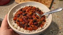 Easy one-pot vegetarian chilli with beans